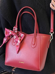 Borsa tote rossa minimalista con sciarpa decorativa e scritta Solar & Miss in oro