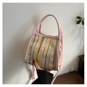 Détails de garniture en cuir rose et broderie colorée sur sac carré tissé bandoulière