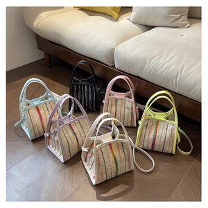 Détails de mini sacs tissés avec rayures colorées et poignées supérieures rigides
