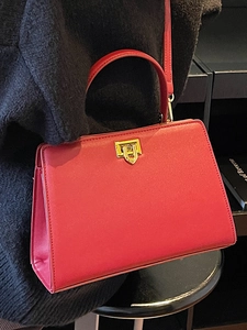 Sac cabas classique en cuir rouge avec fermoir doré et bandoulière pour le style quotidien