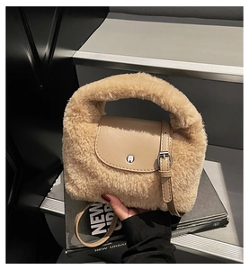 Vue détaillée du sac à main pelucheux marron clair avec rabat en cuir souple