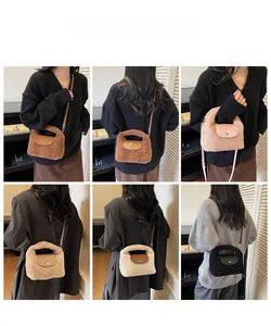 Collage de sacs bandoulière en peluche avec finitions en cuir et fermoir en métal, cinq tons