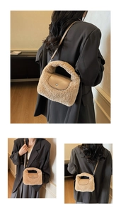 Détail du sac à main en peluche avec bandoulière en cuir marron et boucle en métal argenté