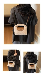 Vue détaillée de la texture en fausse fourrure beige et de la sangle en cuir marron du sac