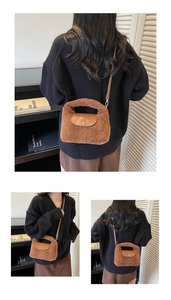 Vue détaillée d'un sac à main marron en peluche et cuir avec bandoulière et métal
