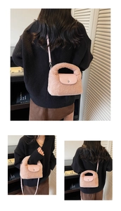 Gros plan du sac à main rose pelucheux avec rabat en cuir et fermoir boule en métal argenté