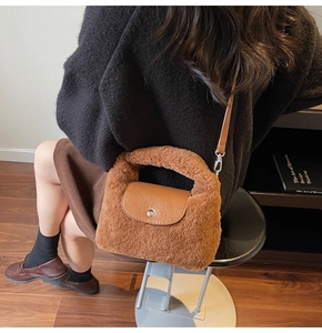 Détail du sac bandoulière en peluche marron avec texture fausse fourrure et lanière cuir