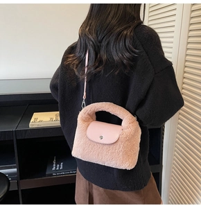 Détail du sac à bandoulière en peluche rose avec rabat en cuir, vue de dos du mannequin