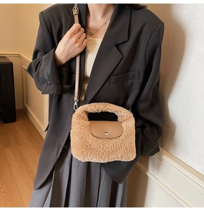 Détail de la texture en fausse fourrure avec rabat et bandoulière en cuir sur sac beige