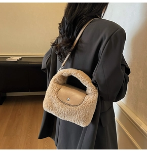 Détail d'un sac à main en fausse fourrure camel avec rabat en cuir et boucle métallique