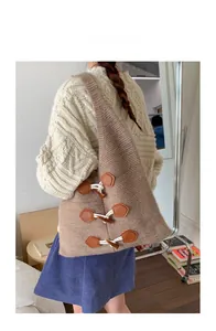 Détail du sac en tricot kaki avec fermoir toggle et texture de maille épaisse