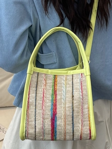 Sac bandoulière tissé chic avec rayures colorées et poignées en cuir vert vif