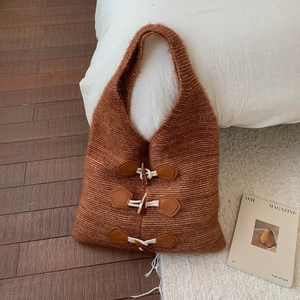 Sac fourre-tout en tricot marron avec fleurs blanches et boutons en corne chic