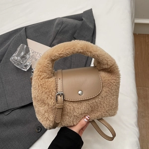 Détails de la texture en fausse fourrure camel et du fermoir magnétique sur le sac