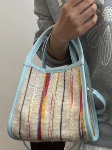 Sac cabas beige tissé à rayures colorées et poignées en cuir bleu clair élégant