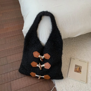 Détail du sac cabas en tricot peluche noir avec fermoirs boutons duffle-coat en bois