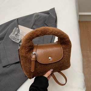 Vue détaillée de la fausse fourrure en peluche marron foncé et du cuir lisse du sac à main
