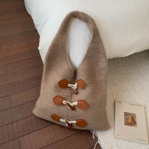 Détail d'un sac cabas en maille marron avec boutons en corne vintage et tissu épais