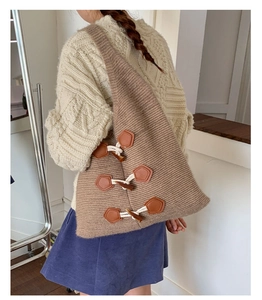 Détail du sac cabas en maille marron avec fermeture à boutons bascule et tissu épais