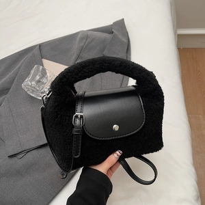 Détail du sac noir en fausse fourrure et cuir avec bouton pression argenté
