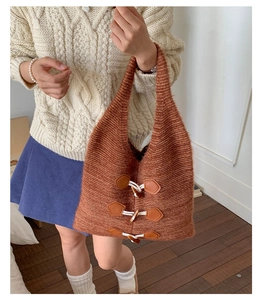 Vue détaillée du sac cabas en tricot rouge rouille avec trois boutons duffle-coat en cuir