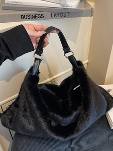 Elegante borsa tote in pelliccia sintetica nera con manici in pelle per la moda invernale