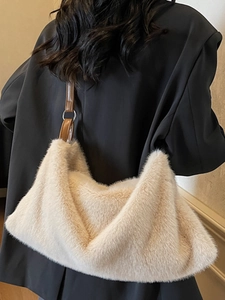 Borsa a spalla in peluche bianco crema con tracolla in pelle marrone e anello metallo