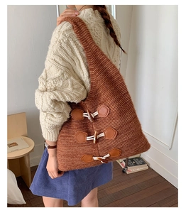 Gros plan détaillé du sac cabas en maille marron avec boucle en corne et cuir