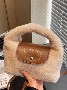 Sac à main chic en polaire beige avec rabat en cuir marron et fine bandoulière pour femme