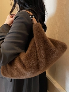 Borsa a spalla in peluche marrone scuro da donna con tracolla in pelle e dettagli