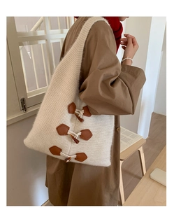 Gros plan d'un sac cabas en tricot avec boutons à bascule et texture épaisse