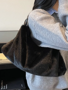 Elegante borsa tote in ecopelliccia nera da donna con ampio design a spalla in peluche invernale