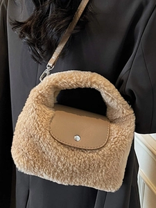 Sac à main en peluche kaki pour femme avec texture douce et bandoulière en cuir