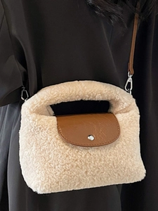 Sac à main chic en polaire beige avec rabat en cuir marron et bandoulière
