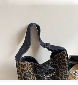 Détail du sac cabas léopard avec nœud bleu et bandoulière large réglable