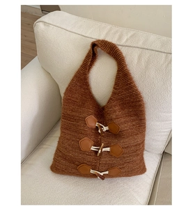 Vue détaillée du sac cabas en tricot marron avec fermetures à boutons duffel-coat