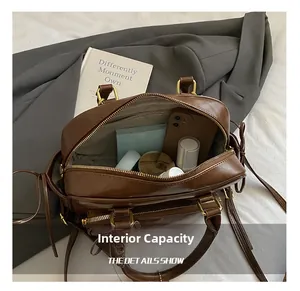 Vue détaillée de l'intérieur du sac en cuir marron montrant le compartiment principal spacieux