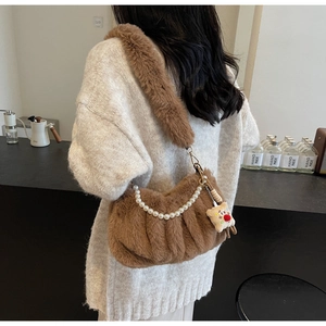 Vue détaillée d'un sac à main marron en peluche avec chaîne perles et breloque mignonne