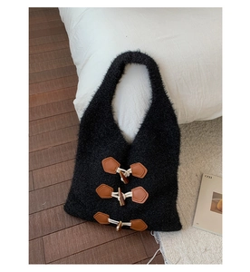 Détail du cabas en peluche noire avec boutons brandebourg en cuir marron vintage