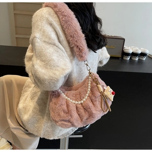 Détail du sac à bandoulière rose en peluche avec plis nuages et chaîne de perles
