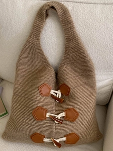 Sac fourre-tout en tricot marron avec boutons duffle-coat et texture épaisse d'hiver