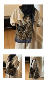 Détail du sac en toile léopard avec coutures en jean et texte Bonne journée