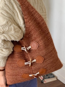 Grand sac fourre-tout en tricot marron avec boutons à bascule décoratifs pour femmes en automne