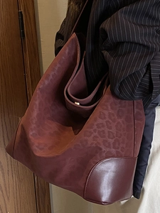 Vintage burgundy leopard print tote bag with smooth leather trim for autumn fashion
