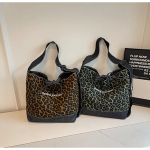 Détails des sacs cabas léopard avec bordure en denim et broderie Bonne journée
