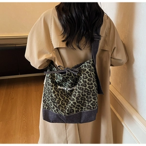 Détail du sac en toile léopard avec patchwork en jean et texte Bonne journée
