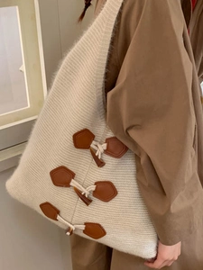 Sac à bandoulière en maille blanche avec boutons à bascule et grande capacité pour l'hiver
