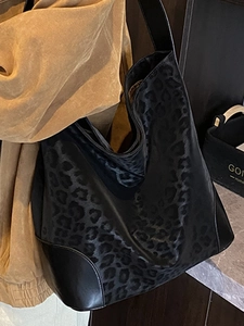 Retro leopard print tote bag with black matte finish and large capacity shoulder strap