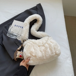 Sac bandoulière en peluche blanche avec chaîne de perles et pendentif poupée mignon