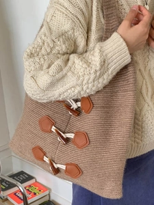 Grand sac cabas en tricot marron clair avec boutons en cuir pour un style décontracté chic
